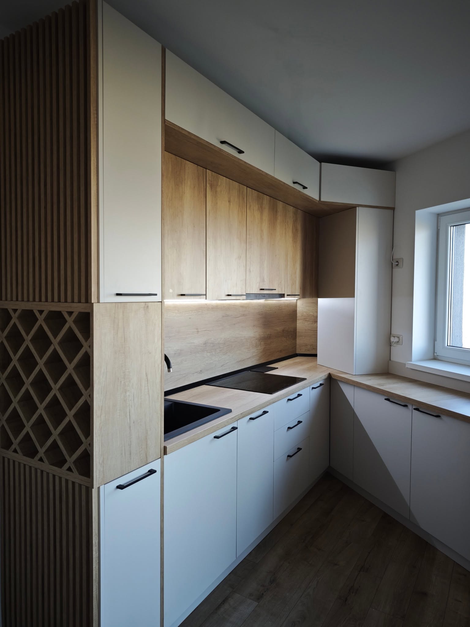 Imagine demonstrativă bucătărie contemporană, înlocuiește cu proiect real LTI Design